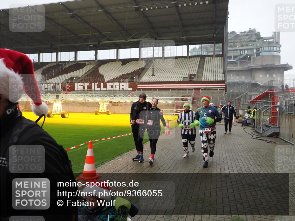07.12.2025 - St. Pauli X-Mass-Run No. 15 Fabian Wolf http://msf.ph/oto/9366055 07.12.2025 10:18:38 Ziel 243, 264, 269, 1607, 1671, 2631, 2925, 3520, 3862, 4521, 4522, 4524, 4540, 4547 meine-sportfotos.de