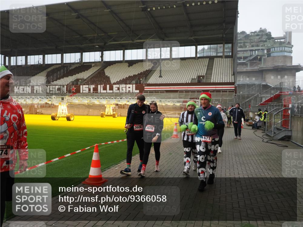 07.12.2025 - St. Pauli X-Mass-Run No. 15 Fabian Wolf http://msf.ph/oto/9366058 07.12.2025 10:18:39 Ziel 243, 264, 269, 1034, 1607, 1671, 2631, 2925, 3520, 3862, 4521, 4522, 4524, 4540, 4547 meine-sportfotos.de