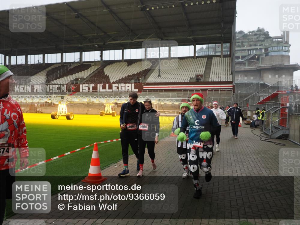 07.12.2025 - St. Pauli X-Mass-Run No. 15 Fabian Wolf http://msf.ph/oto/9366059 07.12.2025 10:18:39 Ziel 243, 264, 269, 1034, 1607, 1671, 2631, 2925, 3520, 3862, 4521, 4522, 4524, 4540, 4547 meine-sportfotos.de