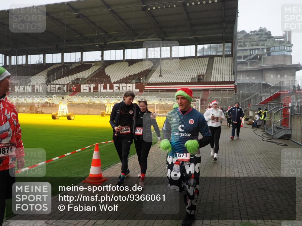 07.12.2025 - St. Pauli X-Mass-Run No. 15 Fabian Wolf http://msf.ph/oto/9366061 07.12.2025 10:18:39 Ziel 243, 264, 269, 1034, 1607, 1671, 2631, 2925, 3520, 3862, 4521, 4522, 4524, 4540, 4547 meine-sportfotos.de