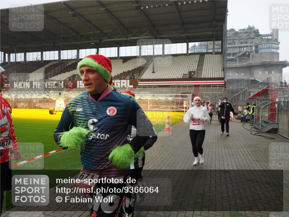 07.12.2025 - St. Pauli X-Mass-Run No. 15 Fabian Wolf http://msf.ph/oto/9366064 07.12.2025 10:18:40 Ziel 243, 264, 269, 721, 1034, 1607, 1671, 2631, 2925, 3520, 3862, 4521, 4522, 4524, 4540, 4547 meine-sportfotos.de