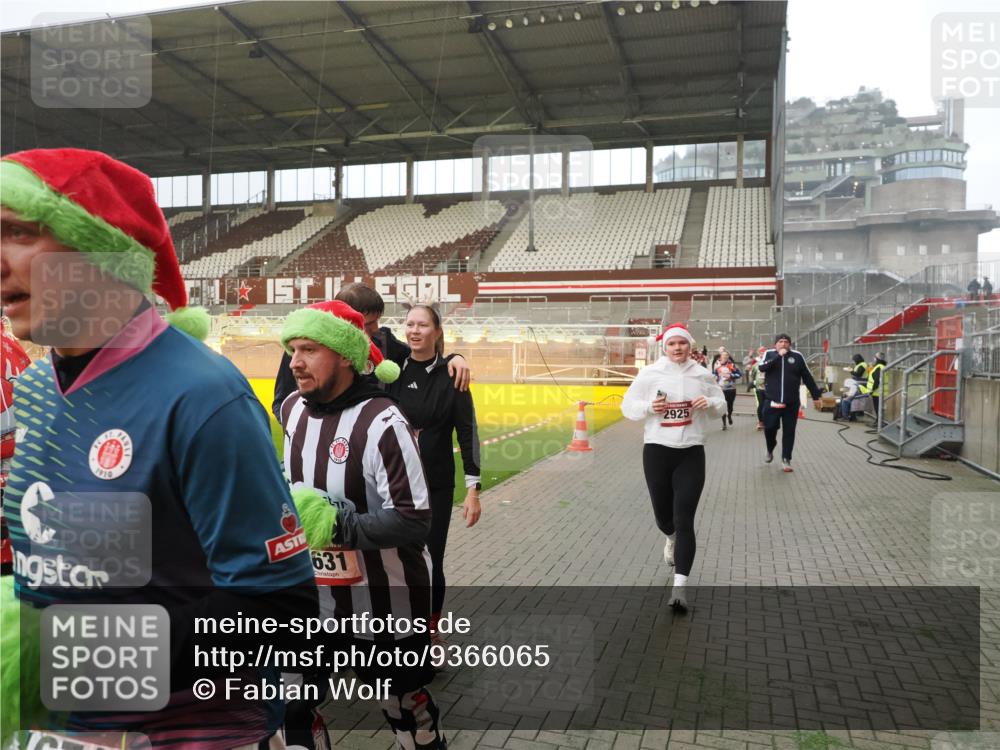 07.12.2025 - St. Pauli X-Mass-Run No. 15 Fabian Wolf http://msf.ph/oto/9366065 07.12.2025 10:18:40 Ziel 243, 264, 269, 721, 1034, 1607, 1671, 2631, 2925, 3520, 3862, 4521, 4522, 4524, 4540, 4547 meine-sportfotos.de