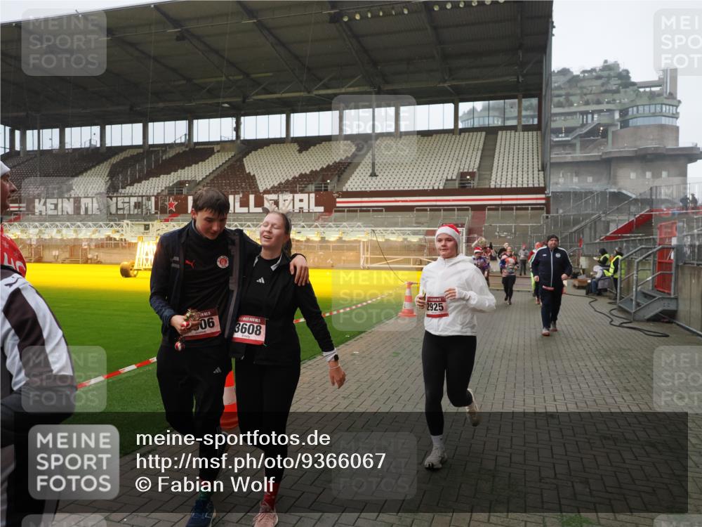 07.12.2025 - St. Pauli X-Mass-Run No. 15 Fabian Wolf http://msf.ph/oto/9366067 07.12.2025 10:18:40 Ziel 243, 264, 269, 721, 1034, 1607, 1671, 2631, 2925, 3520, 3862, 4521, 4522, 4524, 4540, 4547 meine-sportfotos.de