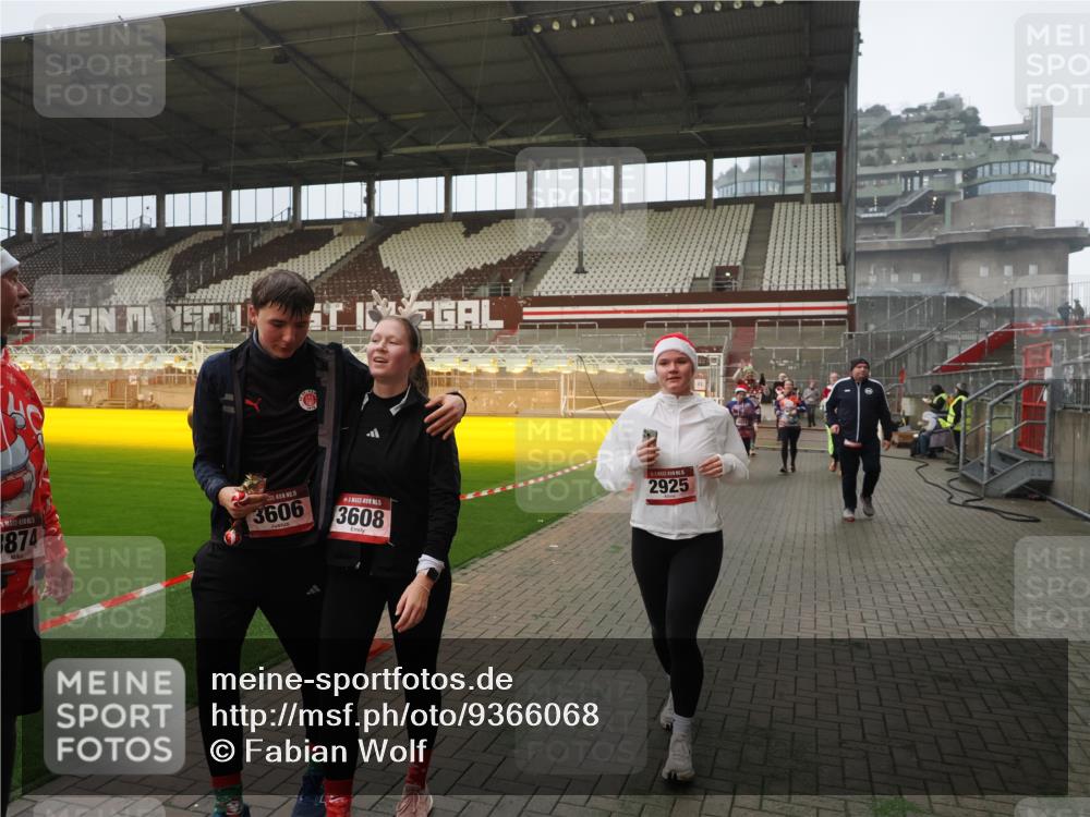 07.12.2025 - St. Pauli X-Mass-Run No. 15 Fabian Wolf http://msf.ph/oto/9366068 07.12.2025 10:18:41 Ziel 243, 264, 269, 721, 1034, 1607, 1671, 2631, 2925, 3520, 3862, 4521, 4522, 4524, 4540, 4547 meine-sportfotos.de