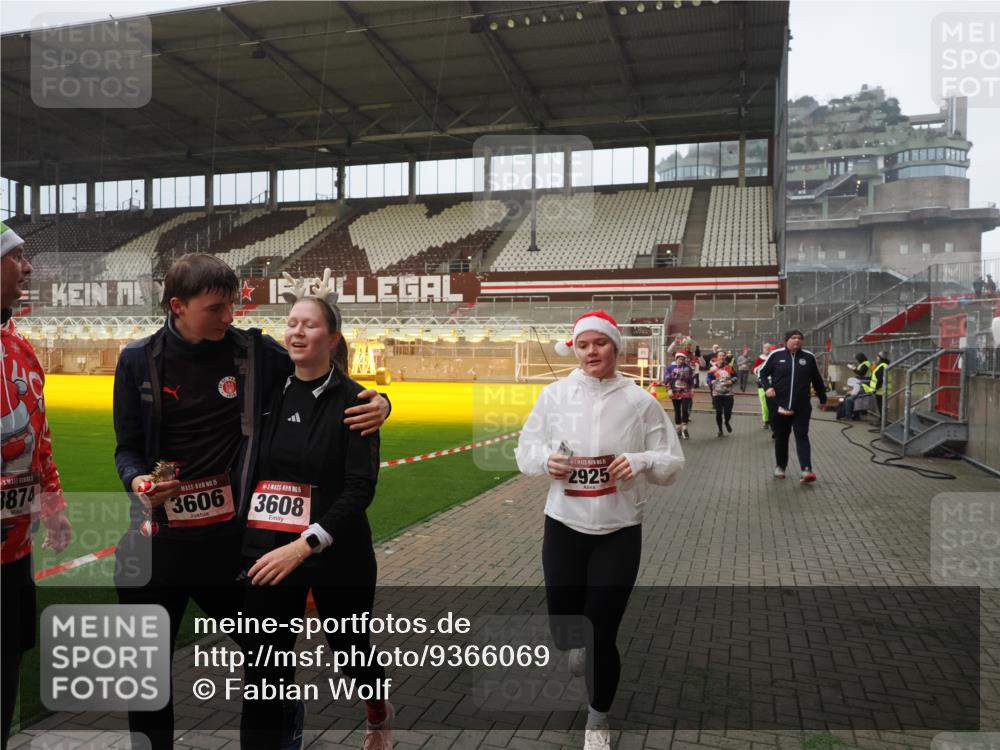 07.12.2025 - St. Pauli X-Mass-Run No. 15 Fabian Wolf http://msf.ph/oto/9366069 07.12.2025 10:18:41 Ziel 243, 264, 269, 721, 1034, 1607, 1671, 2631, 2925, 3520, 3862, 4521, 4522, 4524, 4540, 4547 meine-sportfotos.de