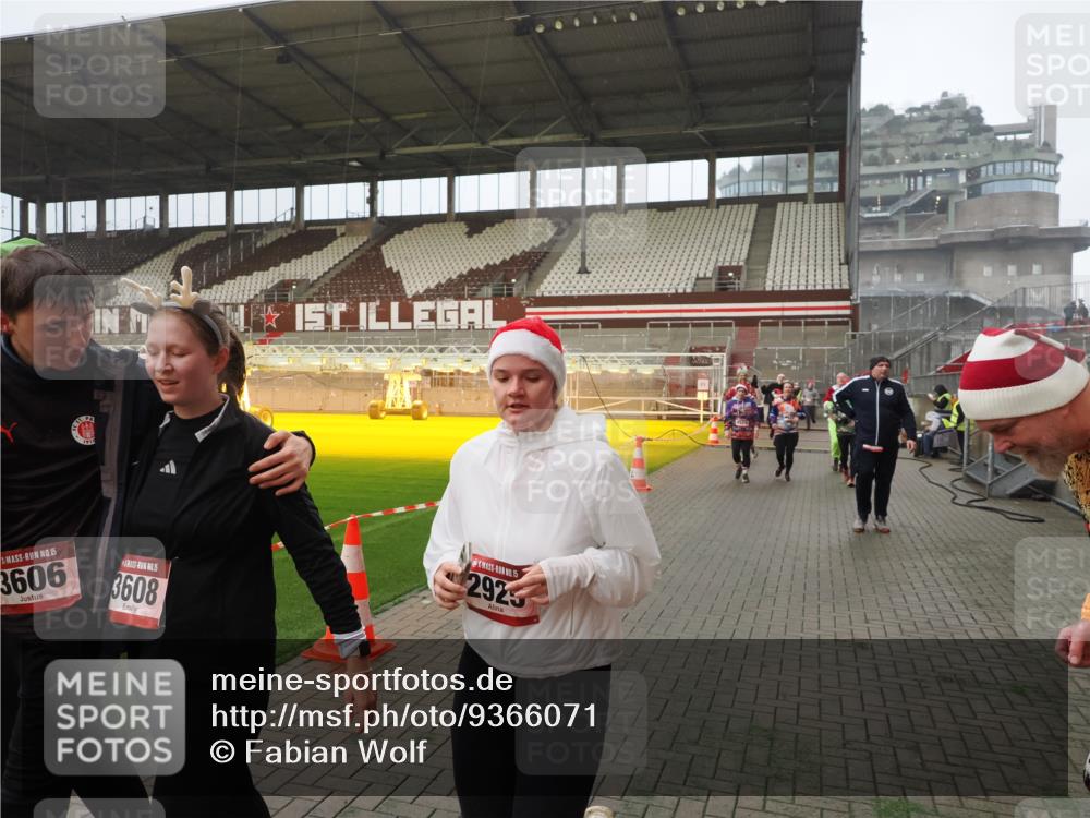 07.12.2025 - St. Pauli X-Mass-Run No. 15 Fabian Wolf http://msf.ph/oto/9366071 07.12.2025 10:18:41 Ziel 243, 264, 269, 721, 1034, 1607, 1671, 2631, 2925, 3520, 3862, 4521, 4522, 4524, 4540, 4547 meine-sportfotos.de