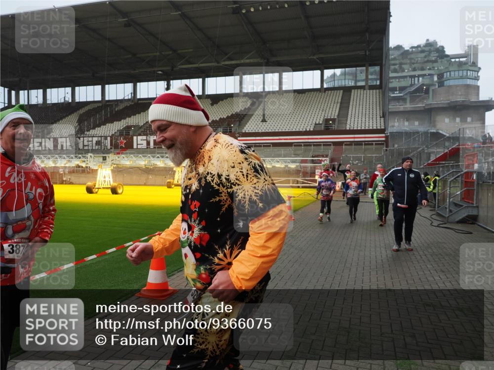 07.12.2025 - St. Pauli X-Mass-Run No. 15 Fabian Wolf http://msf.ph/oto/9366075 07.12.2025 10:18:42 Ziel 243, 264, 269, 721, 1034, 1607, 1671, 2631, 2925, 3520, 3862, 4521, 4522, 4524, 4540, 4547 meine-sportfotos.de