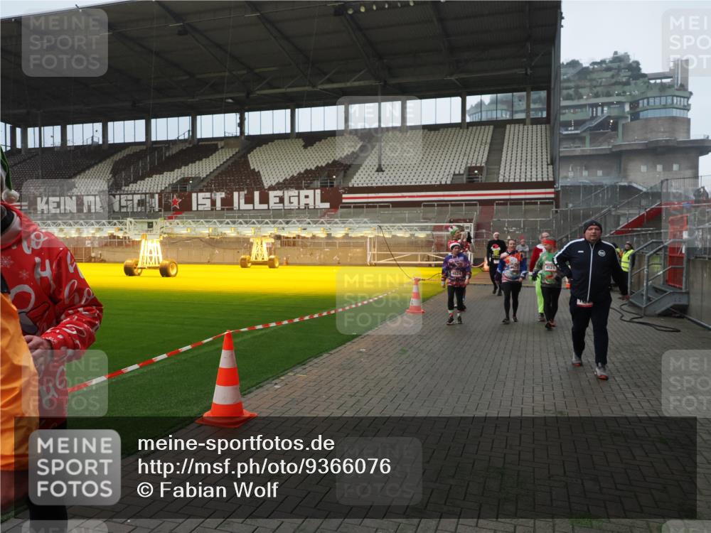 07.12.2025 - St. Pauli X-Mass-Run No. 15 Fabian Wolf http://msf.ph/oto/9366076 07.12.2025 10:18:43 Ziel 243, 264, 269, 721, 1034, 1607, 1671, 2152, 2631, 2925, 3520, 3862, 4521, 4522, 4524, 4547 meine-sportfotos.de