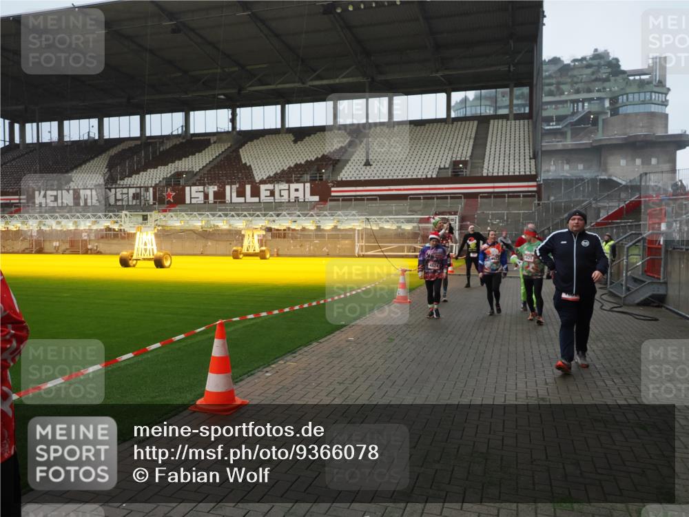 07.12.2025 - St. Pauli X-Mass-Run No. 15 Fabian Wolf http://msf.ph/oto/9366078 07.12.2025 10:18:43 Ziel 243, 264, 269, 721, 1034, 1607, 1671, 2152, 2631, 2925, 3520, 3862, 4521, 4522, 4524, 4547 meine-sportfotos.de