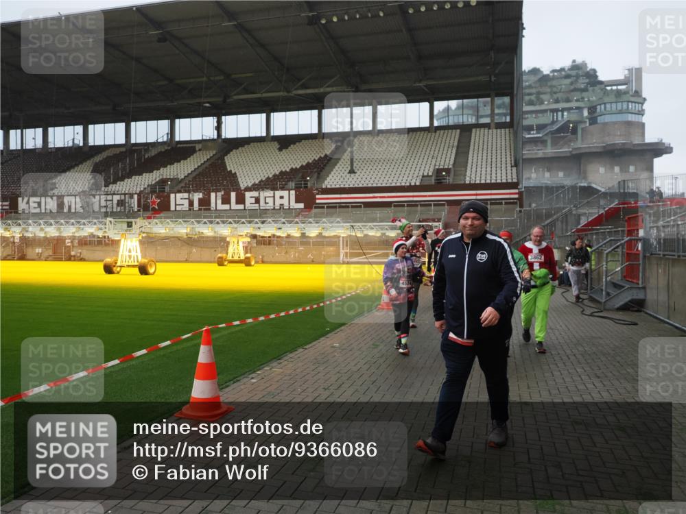 07.12.2025 - St. Pauli X-Mass-Run No. 15 Fabian Wolf http://msf.ph/oto/9366086 07.12.2025 10:18:46 Ziel 243, 721, 1034, 1607, 1671, 2152, 2631, 2925, 3862, 4521, 4522, 4524, 4547 meine-sportfotos.de