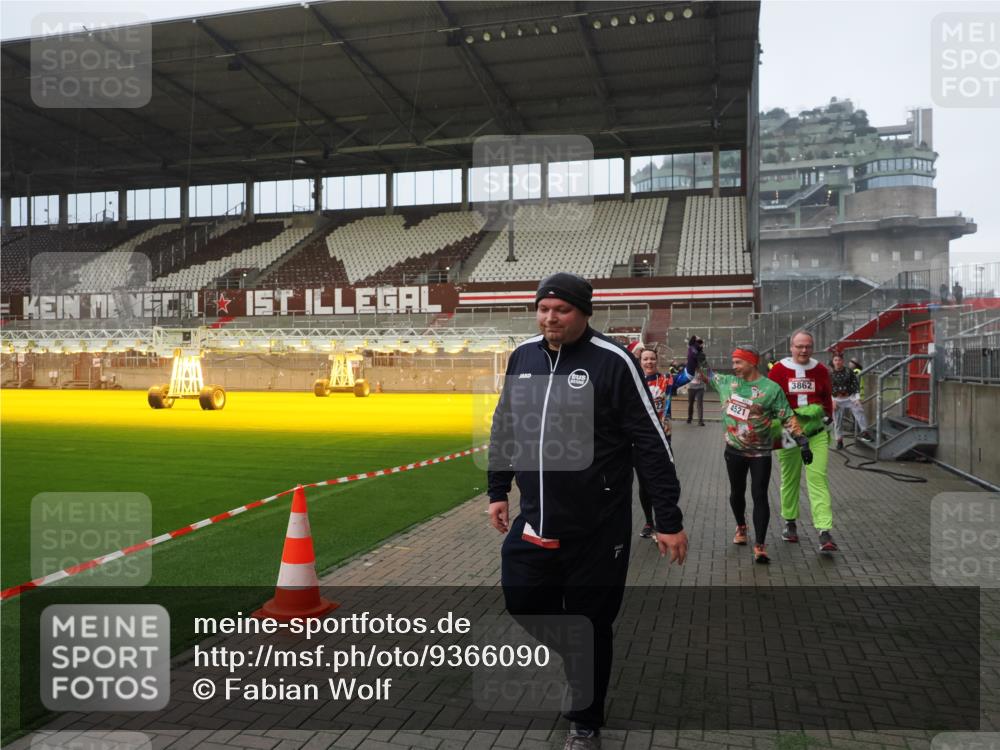 07.12.2025 - St. Pauli X-Mass-Run No. 15 Fabian Wolf http://msf.ph/oto/9366090 07.12.2025 10:18:46 Ziel 243, 721, 1034, 1607, 1671, 2152, 2631, 2925, 3862, 4521, 4522, 4524, 4547 meine-sportfotos.de