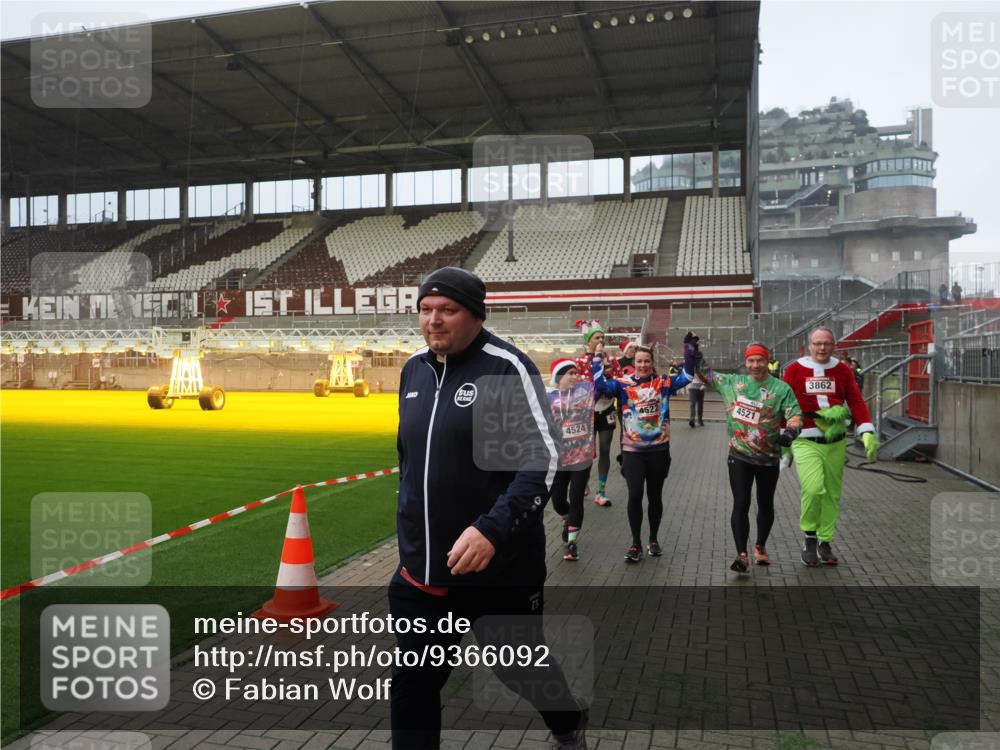 07.12.2025 - St. Pauli X-Mass-Run No. 15 Fabian Wolf http://msf.ph/oto/9366092 07.12.2025 10:18:47 Ziel 243, 721, 1034, 1607, 1671, 2152, 2631, 2925, 3862, 4521, 4522, 4524, 4547 meine-sportfotos.de
