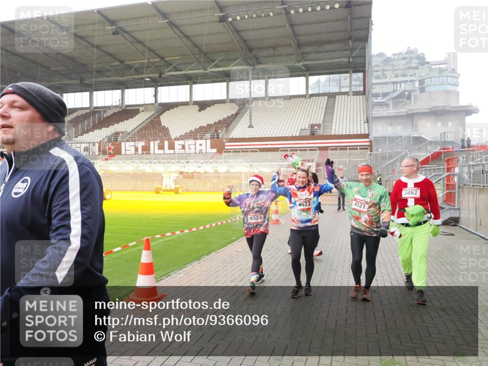 07.12.2025 - St. Pauli X-Mass-Run No. 15 Fabian Wolf http://msf.ph/oto/9366096 07.12.2025 10:18:48 Ziel 721, 1034, 1607, 1671, 2152, 2631, 2925, 3862, 4521, 4522, 4524, 4547 meine-sportfotos.de