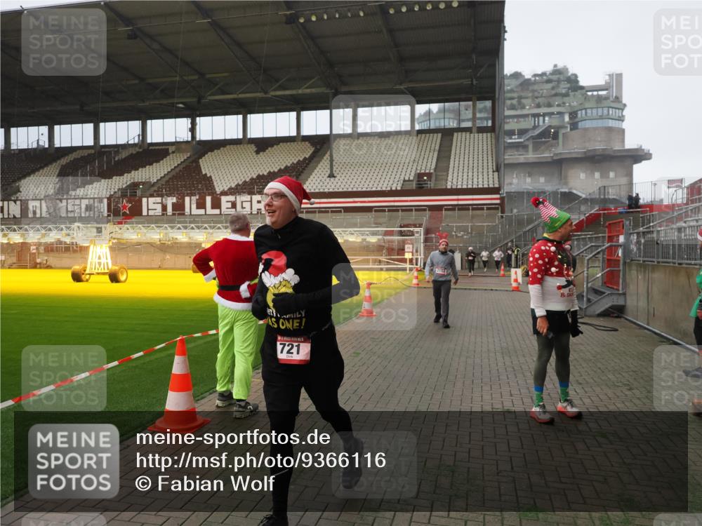 07.12.2025 - St. Pauli X-Mass-Run No. 15 Fabian Wolf http://msf.ph/oto/9366116 07.12.2025 10:18:52 Ziel 721, 1034, 2152, 2925, 3862, 4521, 4522, 4524, 4547 meine-sportfotos.de