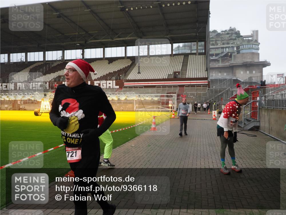 07.12.2025 - St. Pauli X-Mass-Run No. 15 Fabian Wolf http://msf.ph/oto/9366118 07.12.2025 10:18:53 Ziel 721, 1034, 2152, 3862, 4521, 4522, 4524, 4547 meine-sportfotos.de