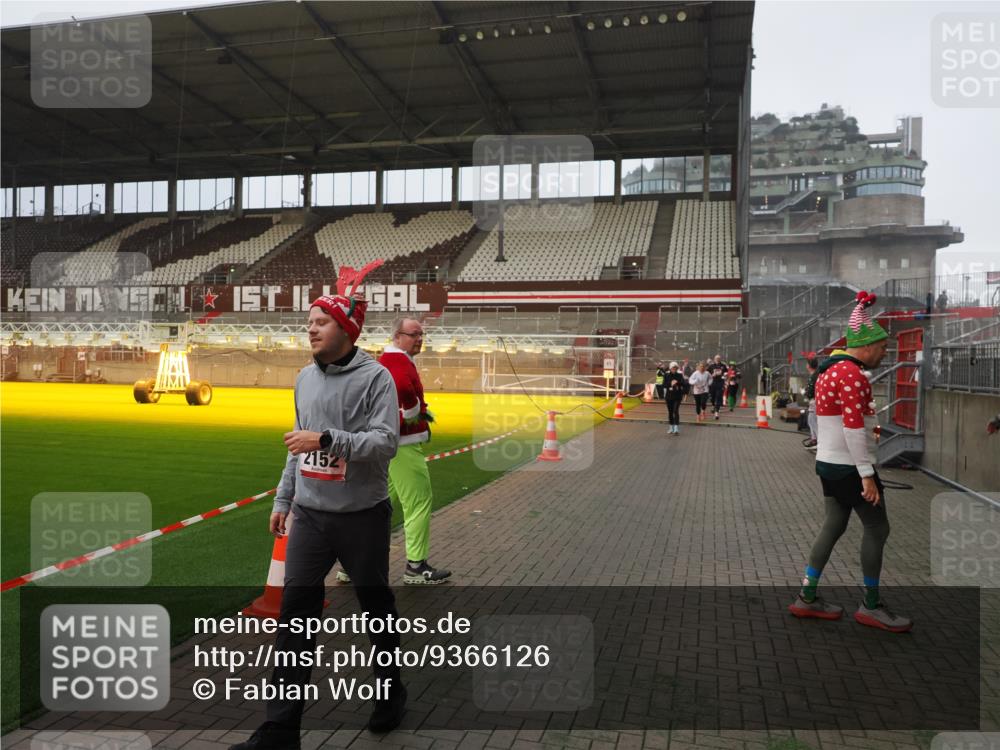 07.12.2025 - St. Pauli X-Mass-Run No. 15 Fabian Wolf http://msf.ph/oto/9366126 07.12.2025 10:18:57 Ziel 721, 1034, 2152, 3862, 3975, 3976, 4331, 4498, 4521, 4522, 4547 meine-sportfotos.de
