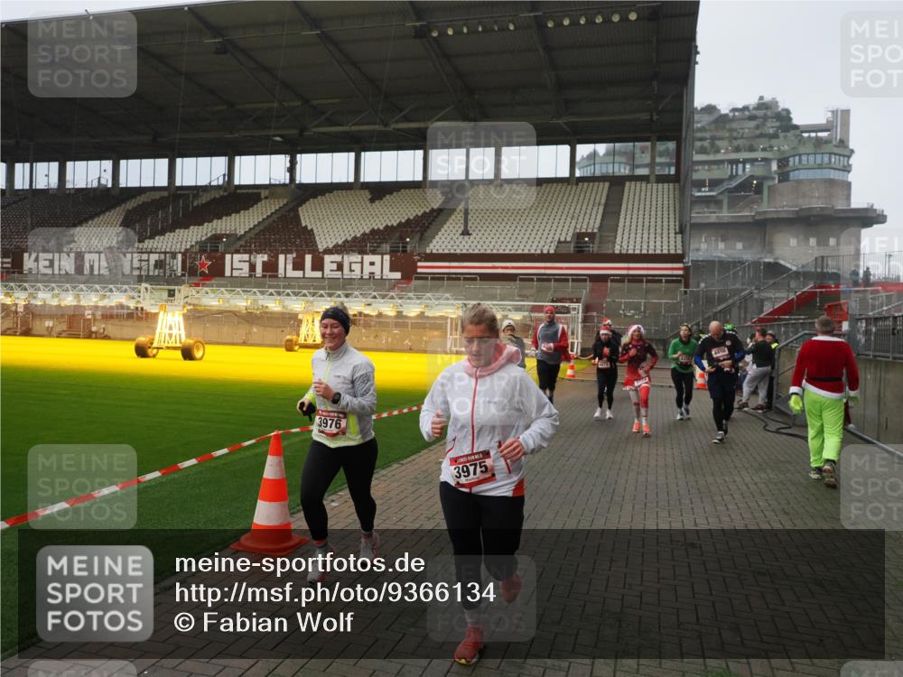 07.12.2025 - St. Pauli X-Mass-Run No. 15 Fabian Wolf http://msf.ph/oto/9366134 07.12.2025 10:19:03 Ziel 2152, 3455, 3724, 3975, 3976, 4330, 4331, 4436, 4437, 4438, 4473, 4475, 4498 meine-sportfotos.de