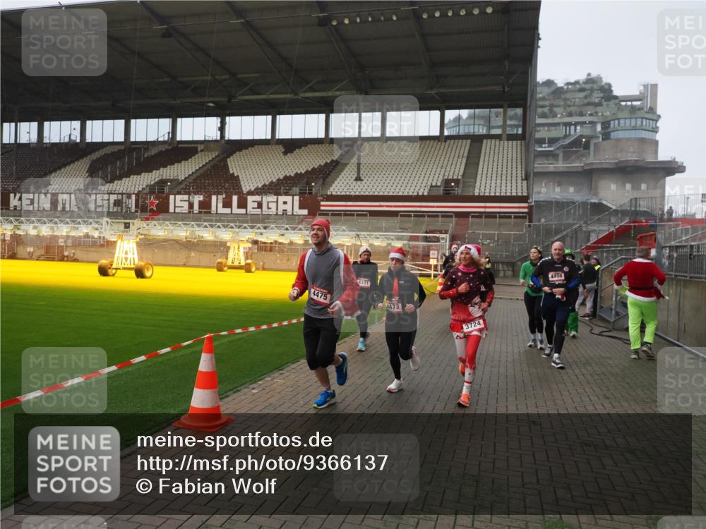 07.12.2025 - St. Pauli X-Mass-Run No. 15 Fabian Wolf http://msf.ph/oto/9366137 07.12.2025 10:19:05 Ziel 3455, 3724, 3975, 3976, 4330, 4331, 4436, 4437, 4438, 4473, 4475, 4498 meine-sportfotos.de