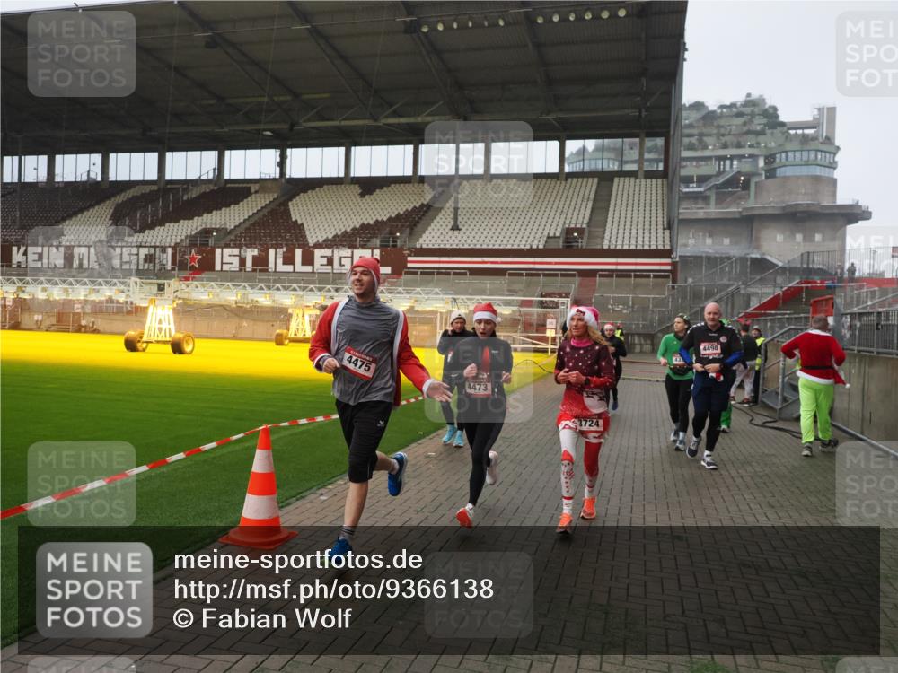 07.12.2025 - St. Pauli X-Mass-Run No. 15 Fabian Wolf http://msf.ph/oto/9366138 07.12.2025 10:19:05 Ziel 3455, 3724, 3975, 3976, 4330, 4331, 4436, 4437, 4438, 4473, 4475, 4498 meine-sportfotos.de