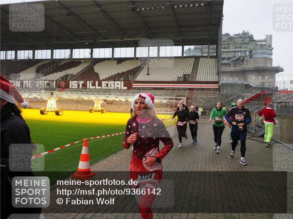 07.12.2025 - St. Pauli X-Mass-Run No. 15 Fabian Wolf http://msf.ph/oto/9366142 07.12.2025 10:19:06 Ziel 3455, 3724, 3975, 3976, 4330, 4331, 4436, 4437, 4438, 4473, 4475, 4498 meine-sportfotos.de