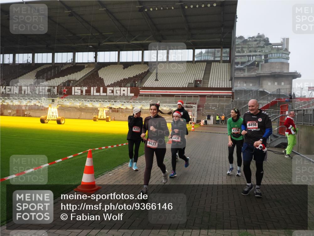 07.12.2025 - St. Pauli X-Mass-Run No. 15 Fabian Wolf http://msf.ph/oto/9366146 07.12.2025 10:19:07 Ziel 3455, 3724, 3975, 3976, 4330, 4331, 4436, 4437, 4438, 4473, 4475, 4498 meine-sportfotos.de