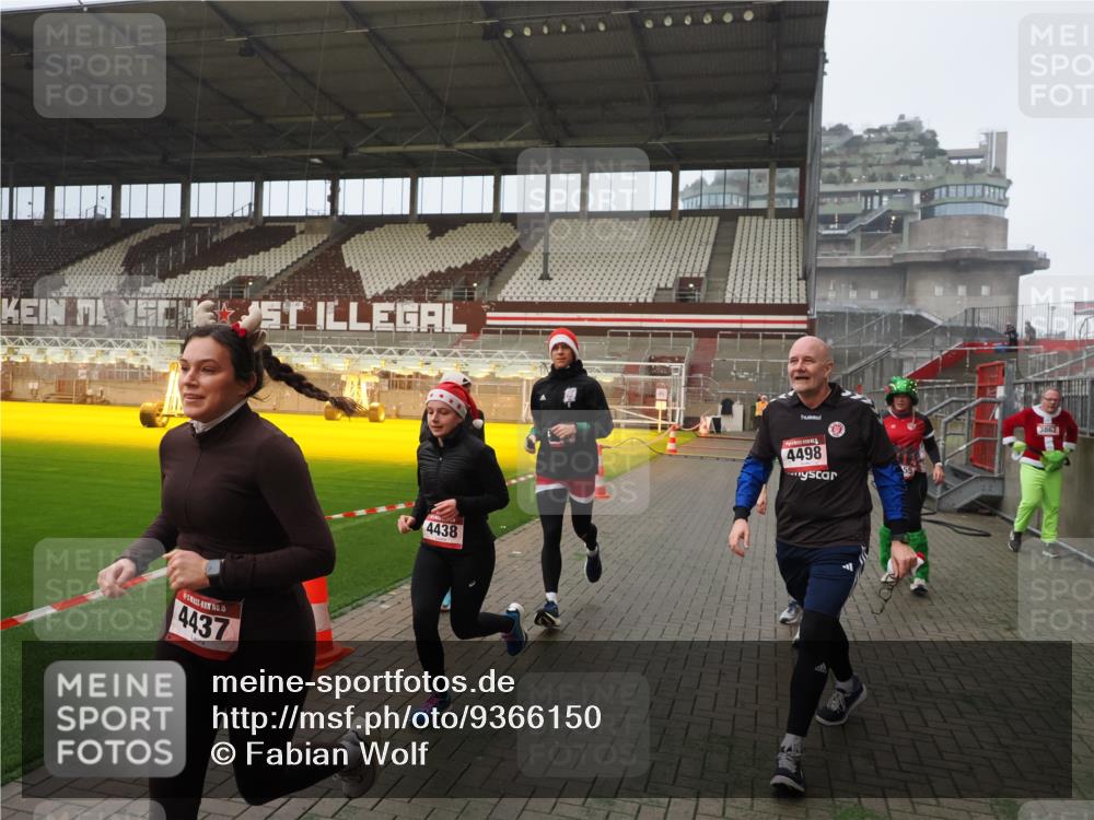 07.12.2025 - St. Pauli X-Mass-Run No. 15 Fabian Wolf http://msf.ph/oto/9366150 07.12.2025 10:19:08 Ziel 3455, 3724, 3975, 3976, 4330, 4331, 4436, 4437, 4438, 4473, 4475, 4498 meine-sportfotos.de