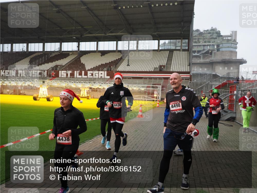 07.12.2025 - St. Pauli X-Mass-Run No. 15 Fabian Wolf http://msf.ph/oto/9366152 07.12.2025 10:19:08 Ziel 3455, 3724, 3975, 3976, 4330, 4331, 4436, 4437, 4438, 4473, 4475, 4498 meine-sportfotos.de