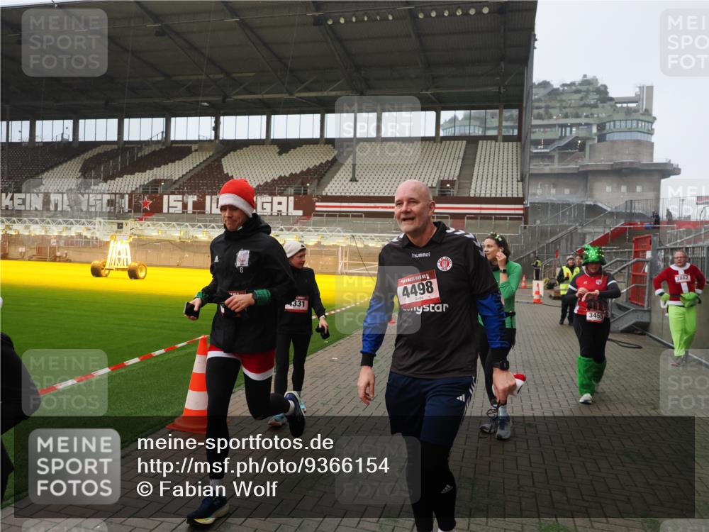 07.12.2025 - St. Pauli X-Mass-Run No. 15 Fabian Wolf http://msf.ph/oto/9366154 07.12.2025 10:19:09 Ziel 3455, 3724, 3975, 3976, 4330, 4331, 4436, 4437, 4438, 4473, 4475, 4498 meine-sportfotos.de