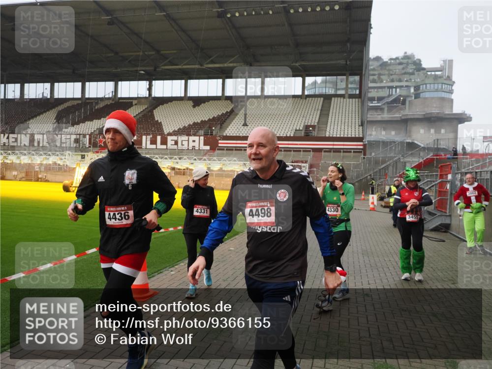 07.12.2025 - St. Pauli X-Mass-Run No. 15 Fabian Wolf http://msf.ph/oto/9366155 07.12.2025 10:19:09 Ziel 3455, 3724, 3975, 3976, 4330, 4331, 4436, 4437, 4438, 4473, 4475, 4498 meine-sportfotos.de