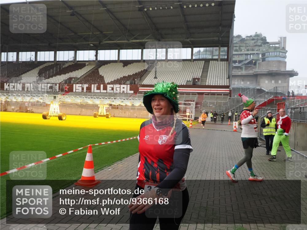 07.12.2025 - St. Pauli X-Mass-Run No. 15 Fabian Wolf http://msf.ph/oto/9366168 07.12.2025 10:19:13 Ziel 3455, 3724, 3975, 3976, 4330, 4331, 4436, 4437, 4438, 4466, 4473, 4475, 4498 meine-sportfotos.de