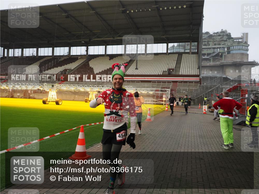 07.12.2025 - St. Pauli X-Mass-Run No. 15 Fabian Wolf http://msf.ph/oto/9366175 07.12.2025 10:19:18 Ziel 3455, 3695, 3724, 4115, 4330, 4436, 4437, 4438, 4466, 4473, 4475 meine-sportfotos.de