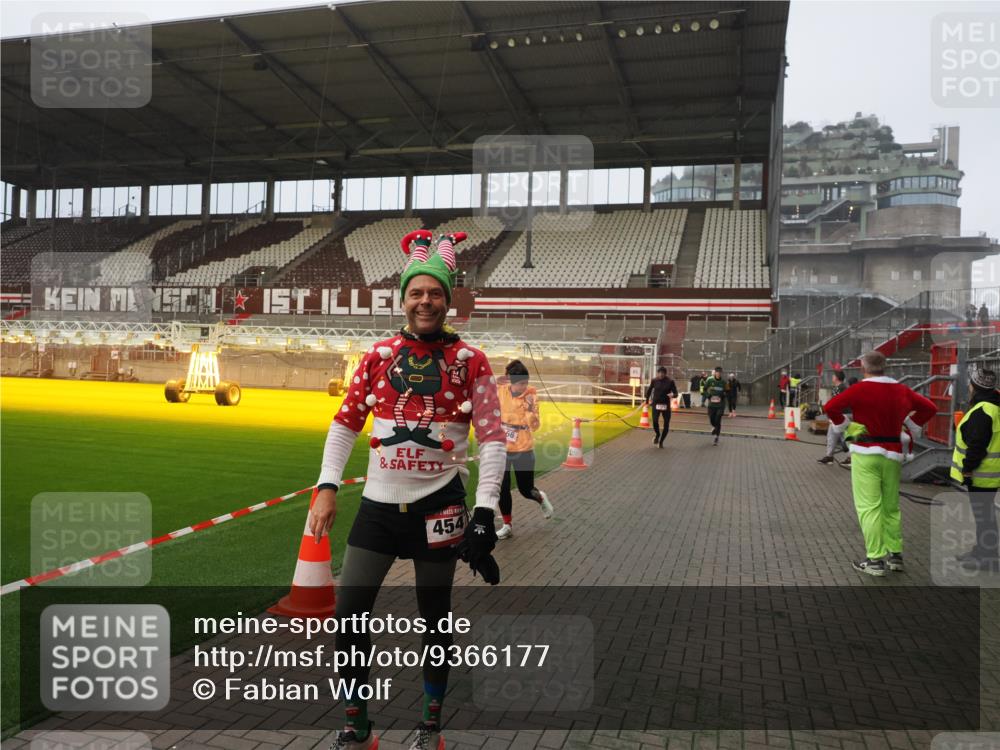07.12.2025 - St. Pauli X-Mass-Run No. 15 Fabian Wolf http://msf.ph/oto/9366177 07.12.2025 10:19:19 Ziel 3695, 3724, 4115, 4436, 4437, 4438, 4466, 4473, 4475 meine-sportfotos.de