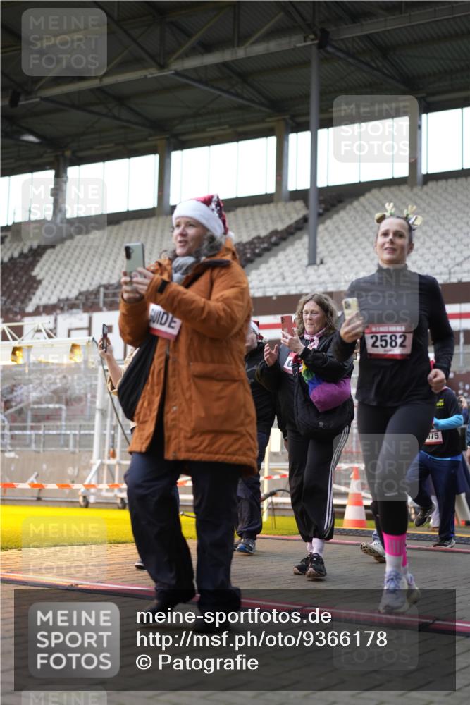 07.12.2025 - St. Pauli X-Mass-Run No. 15 Patografie http://msf.ph/oto/9366178 07.12.2025 10:50:21 Ziel 2250, 2460, 2582, 2583, 2584, 3287, 3291, 4075, 4110, 4111, 4756, 4757, 4759 meine-sportfotos.de