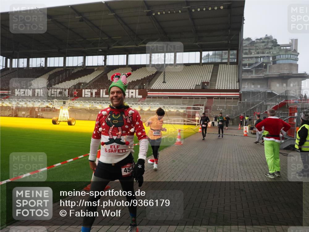 07.12.2025 - St. Pauli X-Mass-Run No. 15 Fabian Wolf http://msf.ph/oto/9366179 07.12.2025 10:19:19 Ziel 3695, 3724, 4115, 4436, 4437, 4438, 4466, 4473, 4475 meine-sportfotos.de