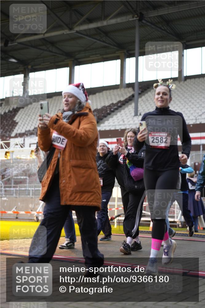 07.12.2025 - St. Pauli X-Mass-Run No. 15 Patografie http://msf.ph/oto/9366180 07.12.2025 10:50:21 Ziel 2250, 2460, 2582, 2583, 2584, 3287, 3291, 4075, 4110, 4111, 4756, 4757, 4759 meine-sportfotos.de