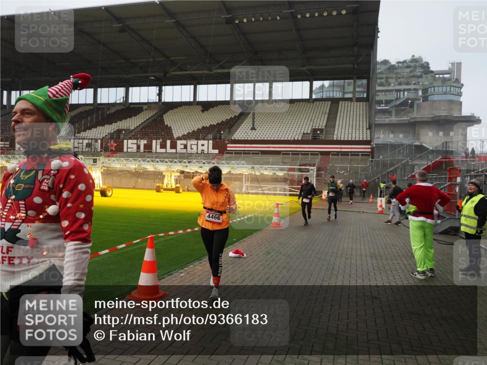 07.12.2025 - St. Pauli X-Mass-Run No. 15 Fabian Wolf http://msf.ph/oto/9366183 07.12.2025 10:19:19 Ziel 3695, 3724, 4115, 4436, 4437, 4438, 4466, 4473, 4475 meine-sportfotos.de