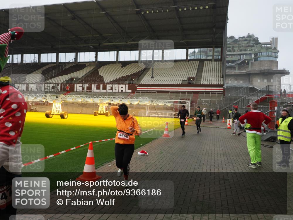07.12.2025 - St. Pauli X-Mass-Run No. 15 Fabian Wolf http://msf.ph/oto/9366186 07.12.2025 10:19:20 Ziel 3011, 3013, 3695, 4115, 4436, 4437, 4438, 4466, 4473 meine-sportfotos.de