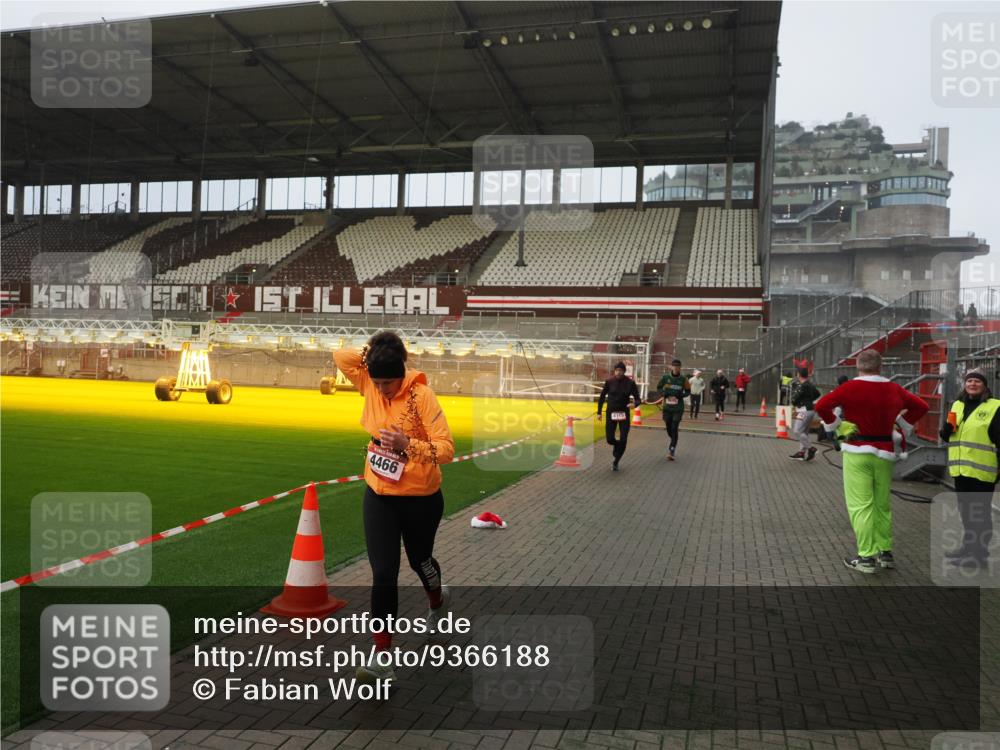 07.12.2025 - St. Pauli X-Mass-Run No. 15 Fabian Wolf http://msf.ph/oto/9366188 07.12.2025 10:19:20 Ziel 3011, 3013, 3695, 4115, 4436, 4437, 4438, 4466, 4473 meine-sportfotos.de