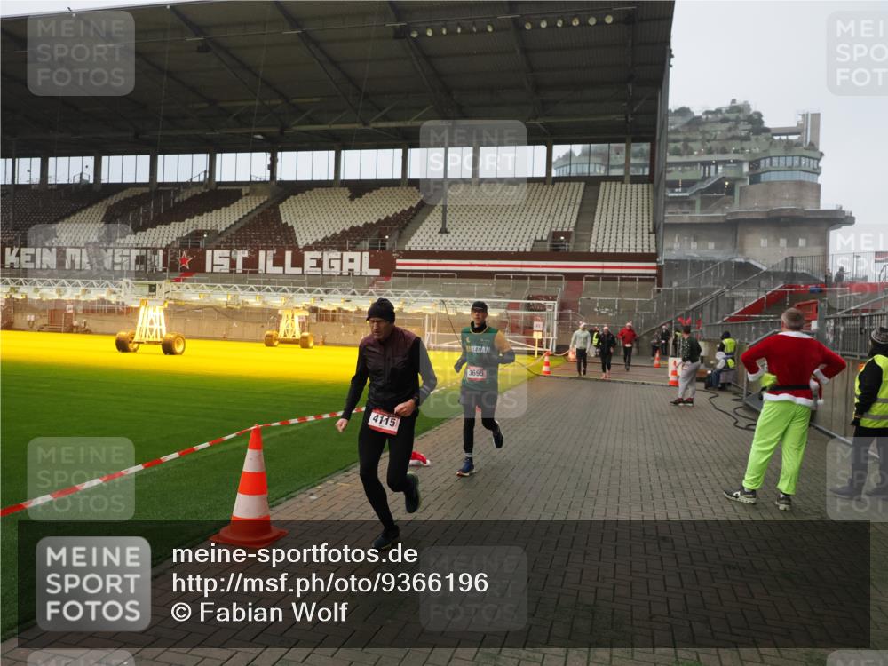 07.12.2025 - St. Pauli X-Mass-Run No. 15 Fabian Wolf http://msf.ph/oto/9366196 07.12.2025 10:19:22 Ziel 3011, 3013, 3695, 4115, 4466 meine-sportfotos.de