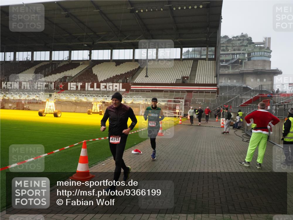 07.12.2025 - St. Pauli X-Mass-Run No. 15 Fabian Wolf http://msf.ph/oto/9366199 07.12.2025 10:19:23 Ziel 3011, 3013, 3695, 4038, 4115, 4466 meine-sportfotos.de