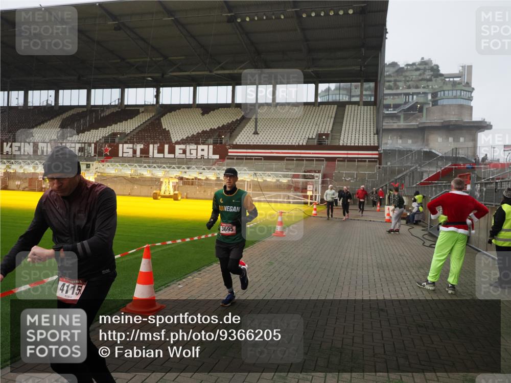 07.12.2025 - St. Pauli X-Mass-Run No. 15 Fabian Wolf http://msf.ph/oto/9366205 07.12.2025 10:19:23 Ziel 3011, 3013, 3695, 4038, 4115, 4466 meine-sportfotos.de