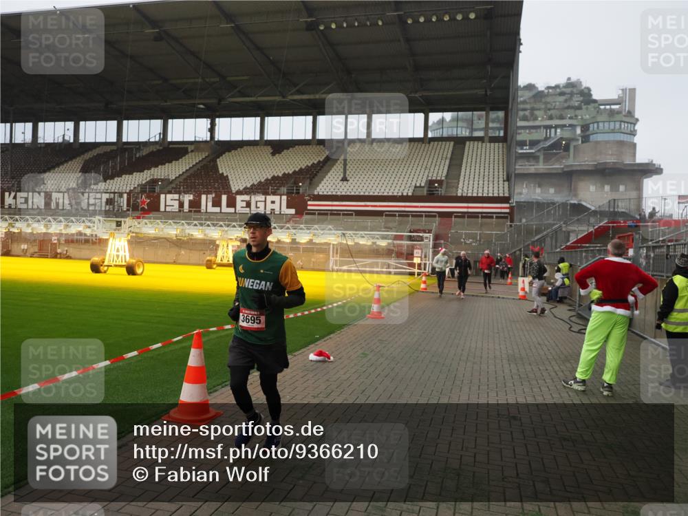 07.12.2025 - St. Pauli X-Mass-Run No. 15 Fabian Wolf http://msf.ph/oto/9366210 07.12.2025 10:19:24 Ziel 3011, 3013, 3695, 4038, 4115, 4466 meine-sportfotos.de