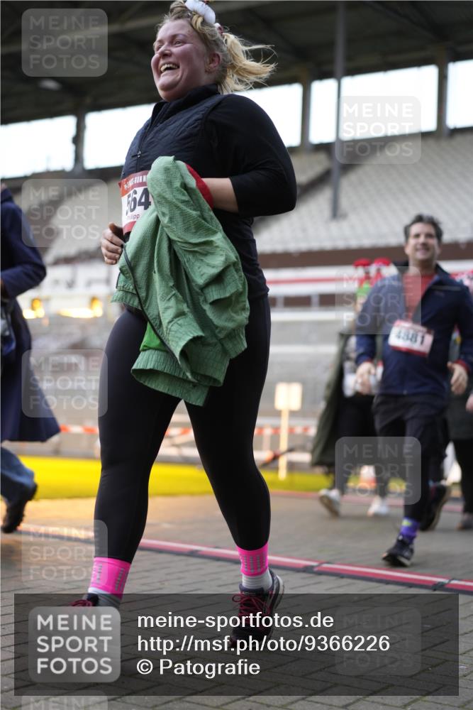 07.12.2025 - St. Pauli X-Mass-Run No. 15 Patografie http://msf.ph/oto/9366226 07.12.2025 10:50:42 Ziel 381, 564, 1726, 1729, 1730, 2737, 2738, 2763, 3368, 4535, 4537, 4760, 4881 meine-sportfotos.de