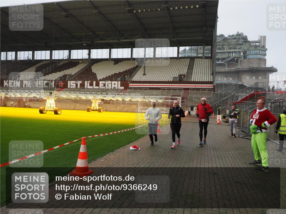 07.12.2025 - St. Pauli X-Mass-Run No. 15 Fabian Wolf http://msf.ph/oto/9366249 07.12.2025 10:19:29 Ziel 2750, 3011, 3013, 3695, 4038, 4115, 4466 meine-sportfotos.de