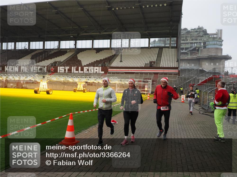 07.12.2025 - St. Pauli X-Mass-Run No. 15 Fabian Wolf http://msf.ph/oto/9366264 07.12.2025 10:19:30 Ziel 658, 2750, 3011, 3013, 3695, 4038, 4115, 4466 meine-sportfotos.de