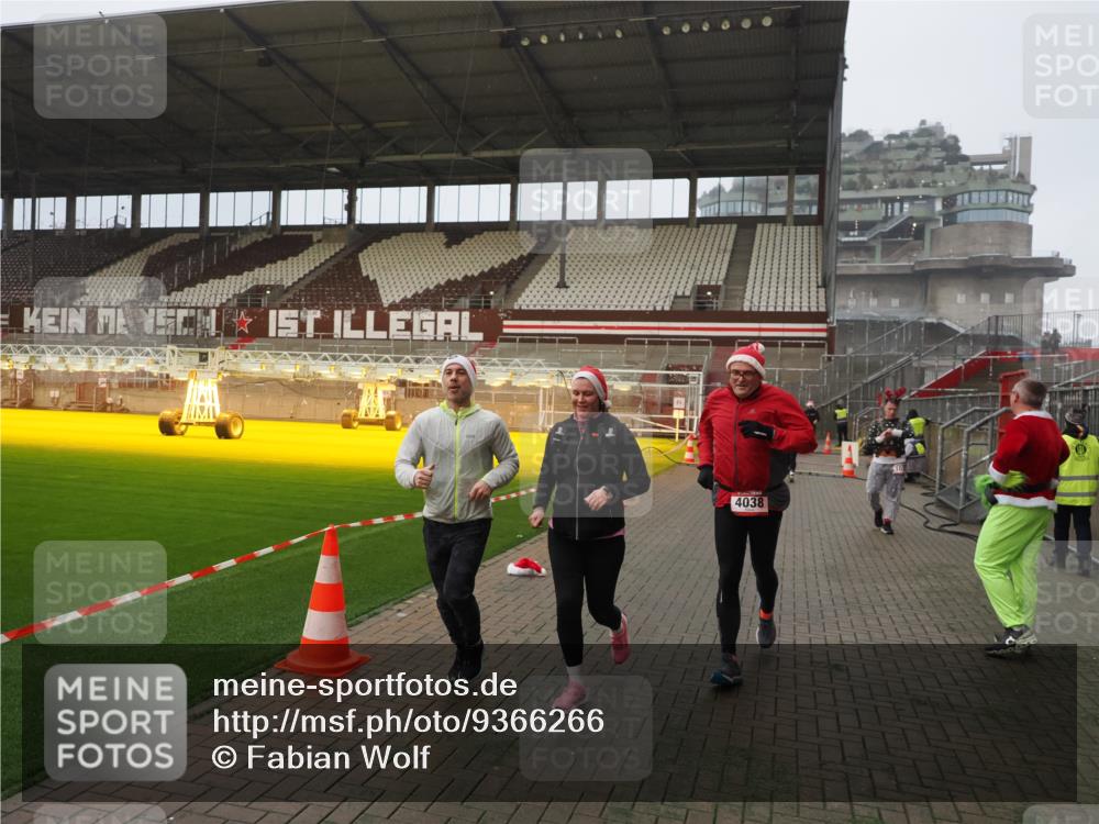 07.12.2025 - St. Pauli X-Mass-Run No. 15 Fabian Wolf http://msf.ph/oto/9366266 07.12.2025 10:19:30 Ziel 658, 2750, 3011, 3013, 3695, 4038, 4115, 4466 meine-sportfotos.de