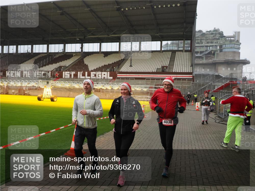 07.12.2025 - St. Pauli X-Mass-Run No. 15 Fabian Wolf http://msf.ph/oto/9366270 07.12.2025 10:19:31 Ziel 658, 661, 2750, 3011, 3013, 3695, 4038, 4115, 4466 meine-sportfotos.de