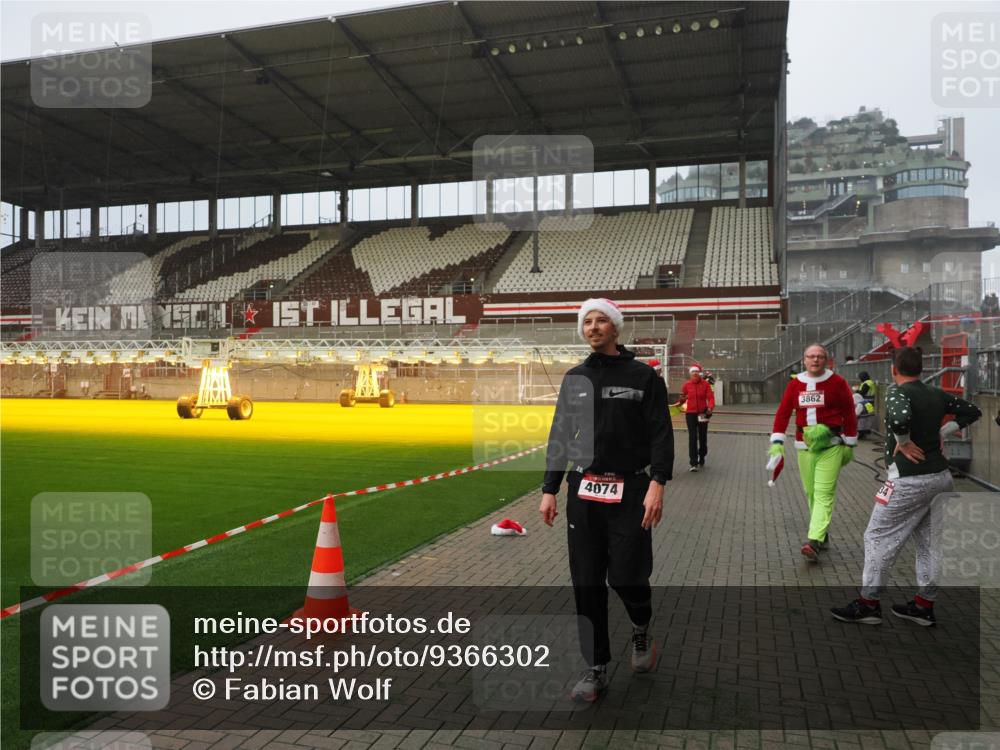 07.12.2025 - St. Pauli X-Mass-Run No. 15 Fabian Wolf http://msf.ph/oto/9366302 07.12.2025 10:19:44 Ziel 658, 661, 2750, 4074 meine-sportfotos.de