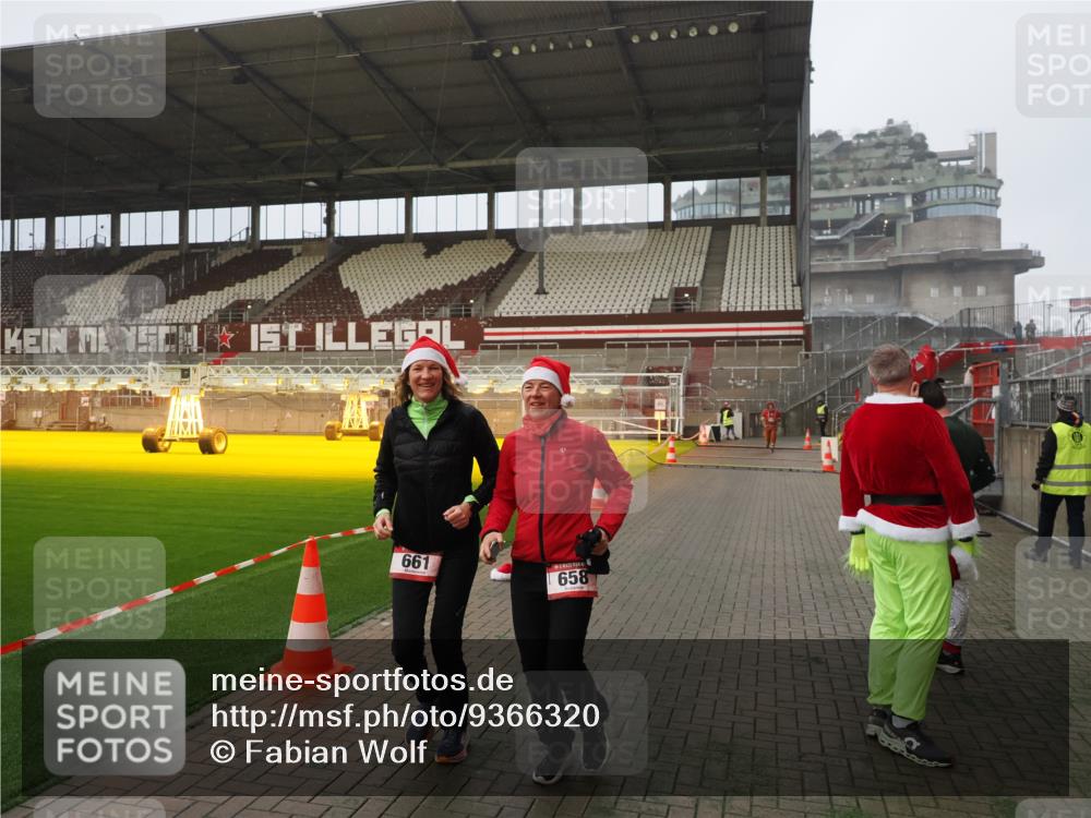 07.12.2025 - St. Pauli X-Mass-Run No. 15 Fabian Wolf http://msf.ph/oto/9366320 07.12.2025 10:19:49 Ziel 658, 661, 4074 meine-sportfotos.de