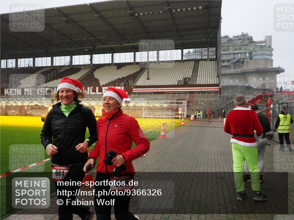 07.12.2025 - St. Pauli X-Mass-Run No. 15 Fabian Wolf http://msf.ph/oto/9366326 07.12.2025 10:19:50 Ziel 658, 661, 3893, 4074 meine-sportfotos.de